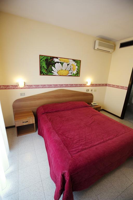 סירמיונה Hotel Ganfo חדר תמונה